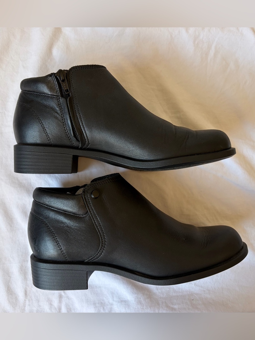SAS Black Soft Leather Zip Ankle Boots NWOT Beautiful Womens Size 8